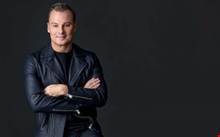 Magnus lovar ett sjuhelsickes party