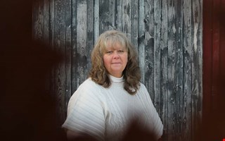 Lena Lundahl m�ter julen med blommor, ljus, kottar och grane