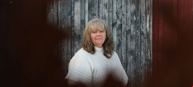 Lena Lundahl m�ter julen med blommor, ljus, kottar och grane