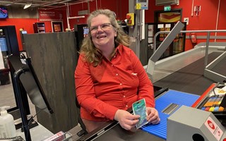 Anita � fr�n kassalinjen till deckarhyllan 