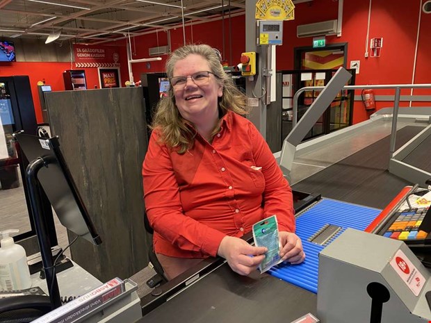 Anita � fr�n kassalinjen till deckarhyllan 