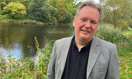 Christian blev ofrivilligt ensam � nu hj�lper han andra till gemenskap