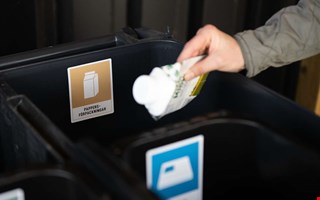 Nytt fyrfackskärl i soptunnan