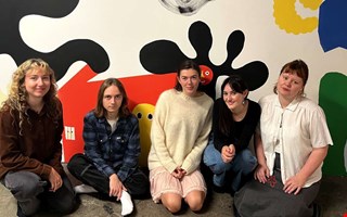 Djurtema och griffelfärg – folkhögskoleelever skapade konstverk på Kvarnen