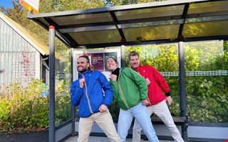 F�rgglad dansteater intog bussh�llplats: �Bussresen�rerna blir en del av showen�