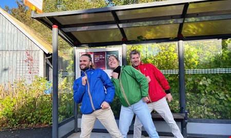 Färgglad dansteater intog busshållplats: ”Bussresenärerna blir en del av showen”