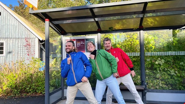 Färgglad dansteater intog busshållplats: ”Bussresenärerna blir en del av showen” Färgglad dansteater intog busshållplats: ”Bussresenärerna blir en del av showen”